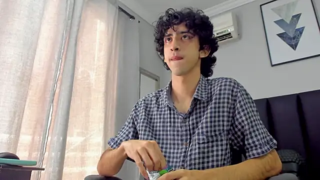 Snapshot of Alezzandro_ chatting on February 2025 02:14:02 PM Alezzandro online show from February 2025 02:14:02 PM