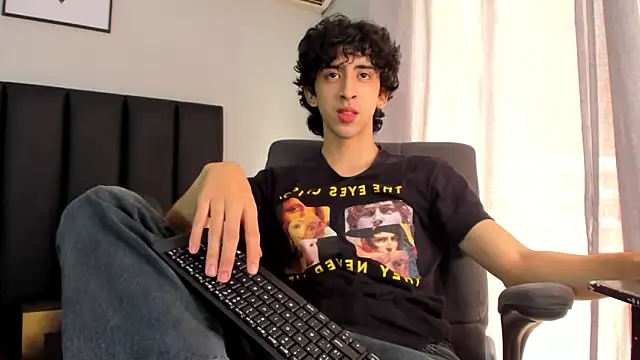 Snapshot of Alezzandro_ chatting on February 2025 02:43:02 PM Alezzandro online show from February 2025 02:43:02 PM