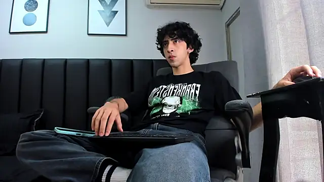 Snapshot of Alezzandro_ chatting on March 2025 05:39:02 PM Alezzandro online show from March 2025 05:39:02 PM