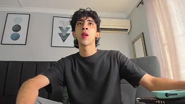 Snapshot of Alezzandro_ chatting on March 2025 02:40:01 PM Alezzandro online show from March 2025 02:40:01 PM