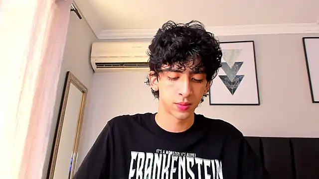 Snapshot of Alezzandro_ chatting on March 2025 04:54:01 PM Alezzandro online show from March 2025 04:54:01 PM