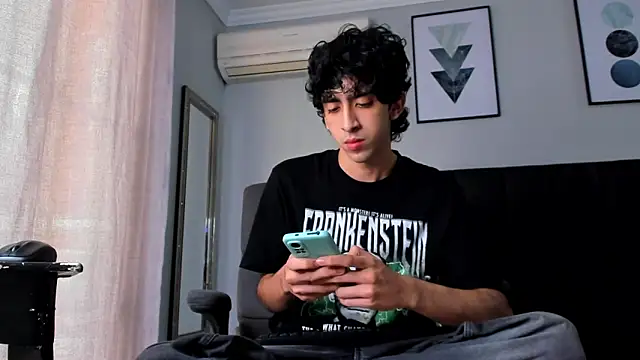 Snapshot of Alezzandro_ chatting on March 2025 08:10:02 PM Alezzandro online show from March 2025 08:10:02 PM