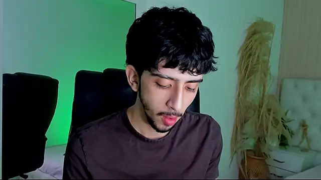 Snapshot of Alezzandro_ chatting on September 2025 08:31:01 PM Alezzandro online show from September 2025 08:31:01 PM