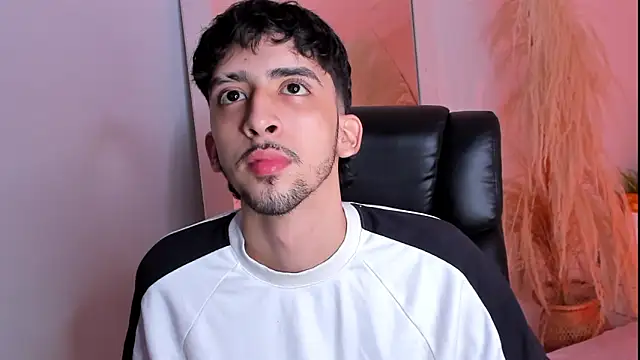 Snapshot of Alezzandro_ chatting on September 2025 08:43:01 PM Alezzandro online show from September 2025 08:43:01 PM