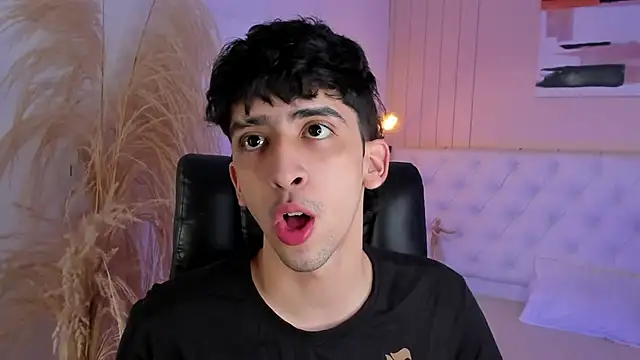 Snapshot of Alezzandro_ chatting on October 2025 08:06:02 PM Alezzandro online show from October 2025 08:06:02 PM