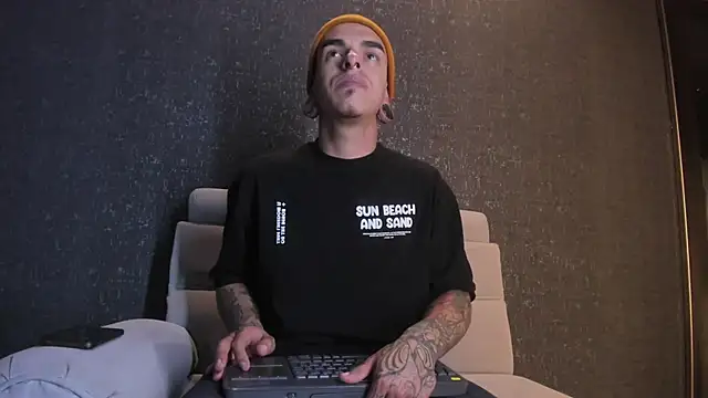 Snapshot of kaletattoo chatting on March 2025 03:17:01 AM kaletattoo online show from March 2025 03:17:01 AM