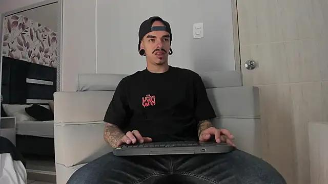 Snapshot of kaletattoo chatting on November 2025 11:21:01 AM kaletattoo online show from November 2025 11:21:01 AM