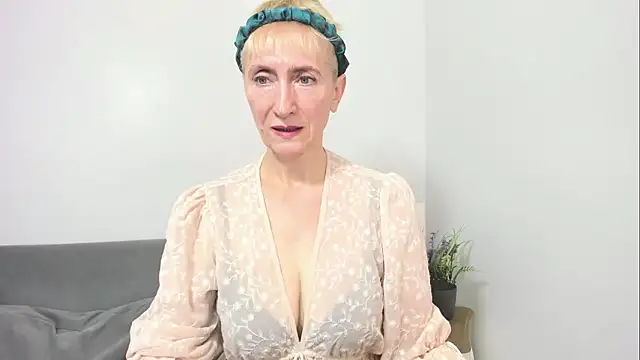 Snapshot of MargaretMilf69 chatting on September 2025 07:02:02 AM MargaretMilf69 online show from September 2025 07:02:02 AM