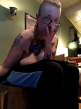 Astrid-Gilbert online show from February 2025 09:43:01 PM