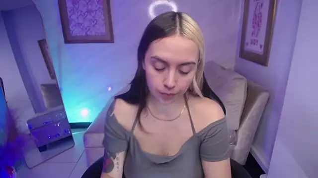 Hela v online show from September 2025 07:25:02 PM