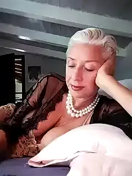 Snapshot of divinaerotica chatting on September 2025 01:32:01 PM divinaerotica online show from September 2025 01:32:01 PM