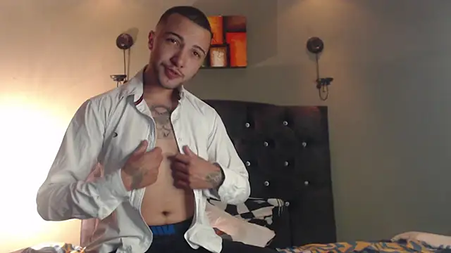 Snapshot of FemToMale chatting on January 2025 04:05:01 AM FemToMale online show from January 2025 04:05:01 AM