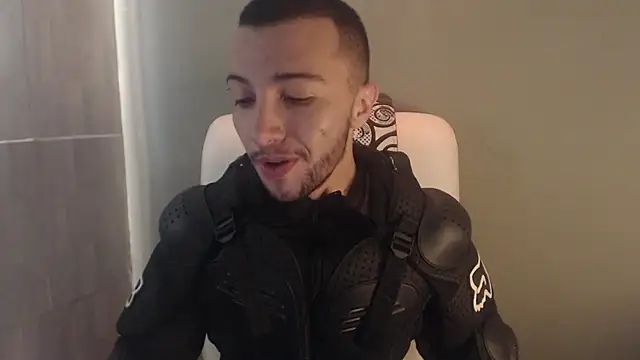 Snapshot of FemToMale chatting on February 2025 09:58:02 PM FemToMale online show from February 2025 09:58:02 PM