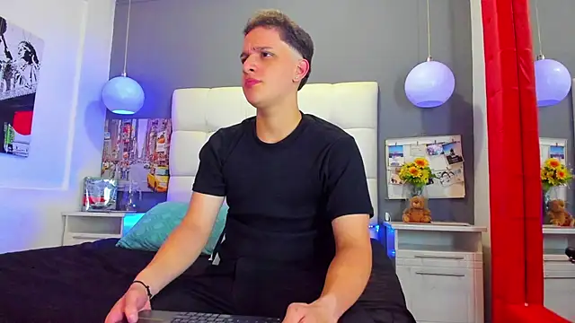 Snapshot of Thomas_May4rs chatting on March 2025 03:59:02 AM Thomas May4rs online show from March 2025 03:59:02 AM