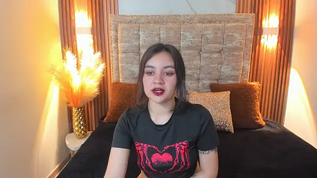 Snapshot of Lucy_Harris chatting on February 2025 07:19:02 PM Lucy Harris online show from February 2025 07:19:02 PM