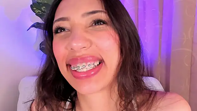 Snapshot of Miss_veronicaa2 chatting on April 2026 06:03:02 PM Miss veronicaa2 online show from April 2026 06:03:02 PM