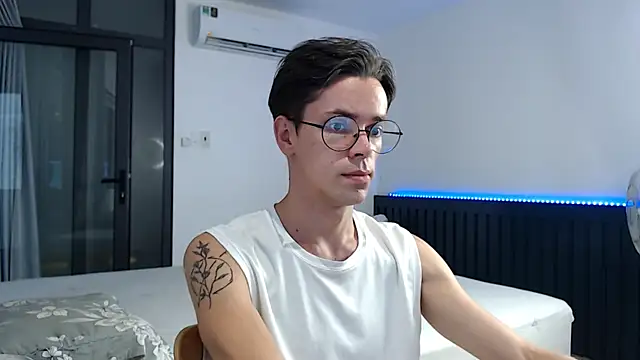 Snapshot of William_Henry_ chatting on October 2025 01:39:02 AM William Henry online show from October 2025 01:39:02 AM