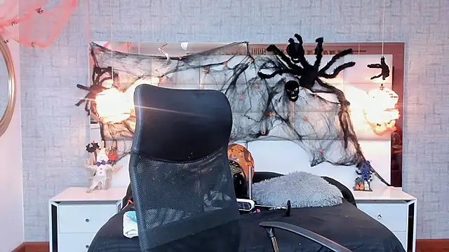 Nohemi louse online show from November 2025 06:21:01 PM