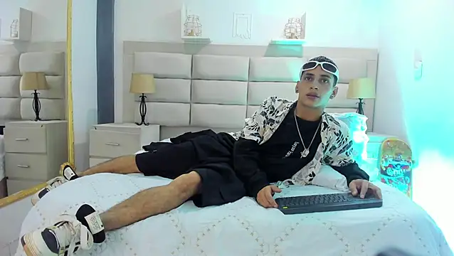 Snapshot of JhoanLeandro chatting on February 2025 04:16:02 AM JhoanLeandro online show from February 2025 04:16:02 AM