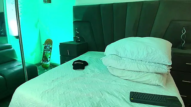 Snapshot of JhoanLeandro chatting on February 2025 04:47:01 AM JhoanLeandro online show from February 2025 04:47:01 AM