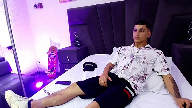 Snapshot of JhoanLeandro chatting on February 2025 04:25:02 AM JhoanLeandro online show from February 2025 04:25:02 AM