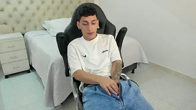 Snapshot of JhoanLeandro chatting on September 2025 04:35:01 AM JhoanLeandro online show from September 2025 04:35:01 AM