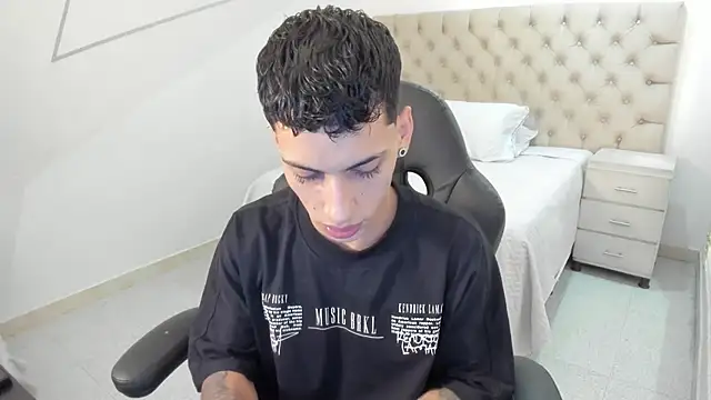 Snapshot of JhoanLeandro chatting on September 2025 05:32:01 AM JhoanLeandro online show from September 2025 05:32:01 AM