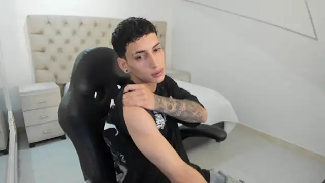 Snapshot of JhoanLeandro chatting on October 2025 05:49:02 AM JhoanLeandro online show from October 2025 05:49:02 AM