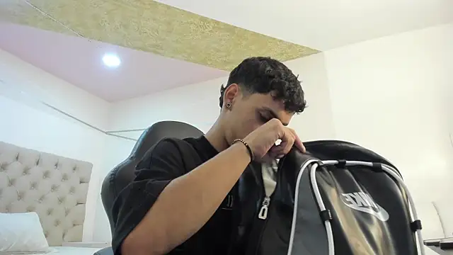 Snapshot of JhoanLeandro chatting on October 2025 04:12:02 AM JhoanLeandro online show from October 2025 04:12:02 AM