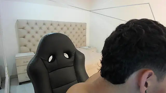 Snapshot of JhoanLeandro chatting on October 2025 05:44:02 AM JhoanLeandro online show from October 2025 05:44:02 AM