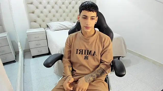 Snapshot of JhoanLeandro chatting on October 2025 04:35:02 AM JhoanLeandro online show from October 2025 04:35:02 AM