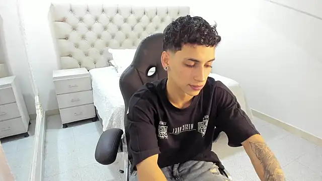 Snapshot of JhoanLeandro chatting on November 2025 05:19:01 AM JhoanLeandro online show from November 2025 05:19:01 AM