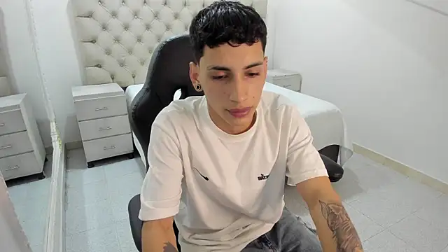 Snapshot of JhoanLeandro chatting on November 2025 04:23:02 AM JhoanLeandro online show from November 2025 04:23:02 AM