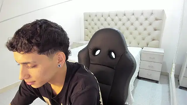 Snapshot of JhoanLeandro chatting on November 2025 05:06:01 AM JhoanLeandro online show from November 2025 05:06:01 AM