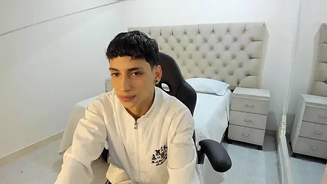 Snapshot of JhoanLeandro chatting on November 2025 04:44:02 AM JhoanLeandro online show from November 2025 04:44:02 AM