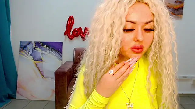 Snapshot of MissisCaty chatting on February 2025 10:43:02 PM MissisCaty online show from February 2025 10:43:02 PM