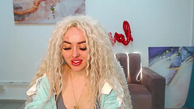 Snapshot of MissisCaty chatting on February 2025 10:43:02 PM MissisCaty online show from February 2025 10:43:02 PM