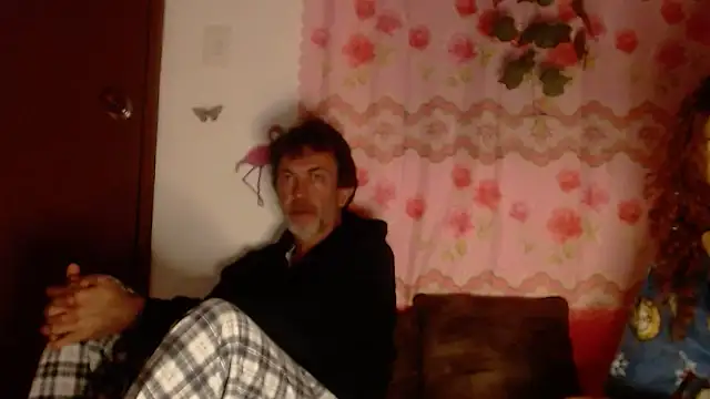 Snapshot of jeans_and_emma chatting on March 2025 04:43:01 AM jeans and emma online show from March 2025 04:43:01 AM