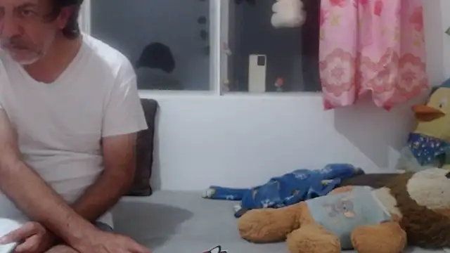 Snapshot of jeans_and_emma chatting on September 2025 02:11:02 AM jeans and emma online show from September 2025 02:11:02 AM