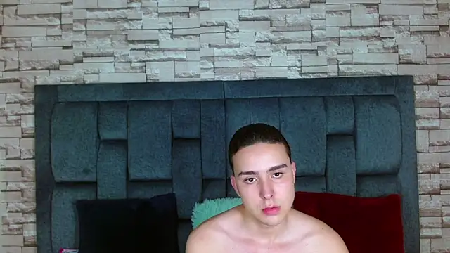 angel holguin22 online show from February 2025 07:05:02 PM