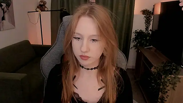 Snapshot of DariaTate chatting on April 2026 12:00:01 PM DariaTate online show from April 2026 12:00:01 PM