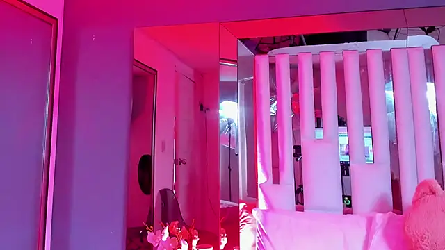 Snapshot of Cloee_Rainbow1 chatting on February 2025 05:57:01 PM Cloee Rainbow1 online show from February 2025 05:57:01 PM