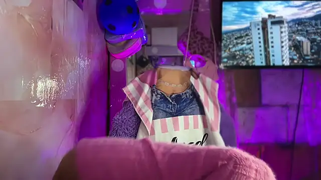 Snapshot of Skye_Moore chatting on July 2026 01:31:02 AM Skye Moore online show from July 2026 01:31:02 AM