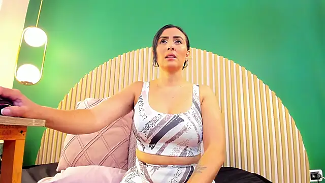 scarlet edwars online show from February 2026 06:25:01 PM