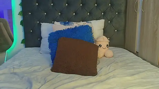 Snapshot of lauravince chatting on July 2026 09:43:01 PM lauravince online show from July 2026 09:43:01 PM