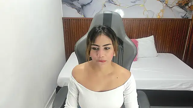 Holly 22 online show from November 2025 02:43:02 PM