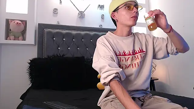 Snapshot of MaikyCooper chatting on March 2025 04:34:02 AM MaikyCooper online show from March 2025 04:34:02 AM