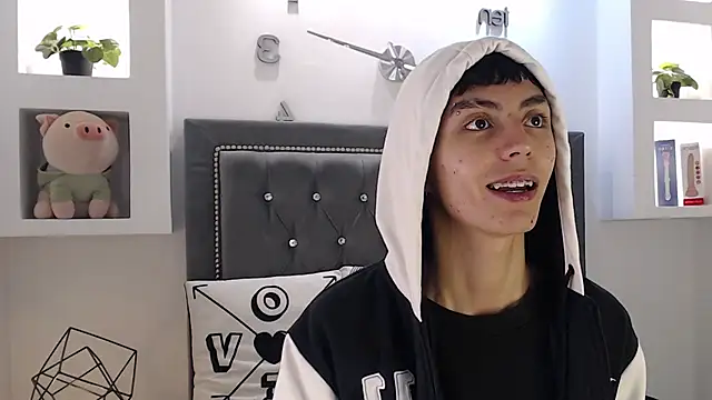 Snapshot of MaikyCooper chatting on March 2025 05:52:02 AM MaikyCooper online show from March 2025 05:52:02 AM