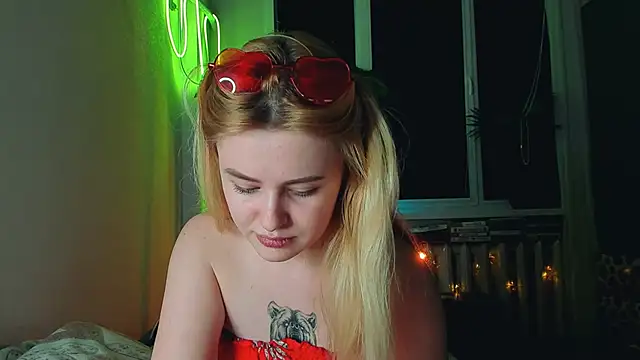 Alexa Pirs online show from March 2025 08:32:02 PM