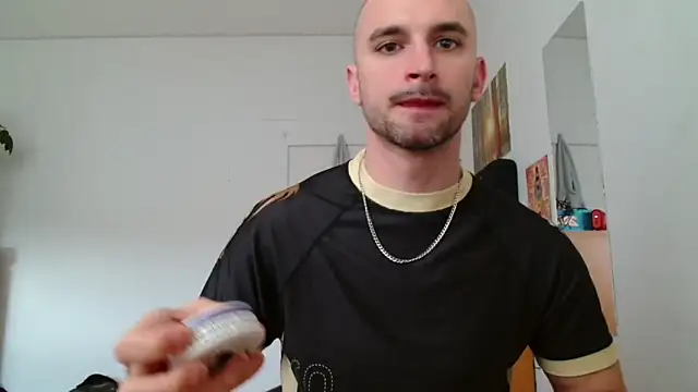 Snapshot of OskarBreno chatting on May 2026 12:00:01 PM OskarBreno online show from May 2026 12:00:01 PM